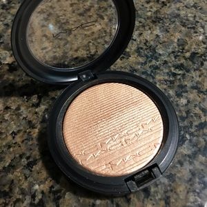 MAC “Oh Darling” extra dimension skin finish